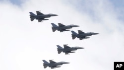 미국이 제작한 F-16 전투기 편대가 타이완 건국 기념일 행사에서 비행을 선보이고 있다. (자료사진)