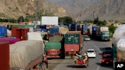 Truk-truk menuju Afghanistan diparkir dekat pos perbatasan Pakistan-Afghanistan di Torkham, Pakistan. (Foto: Dok)