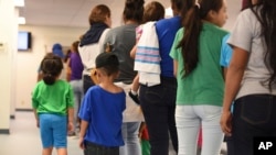 Estudios indican que un estrés persistente -sobre todo si los padres no están a mano para acompañar a sus hijos- puede alterar la estructura cerebral en regiones que afectan las emociones y regulan el comportamiento.