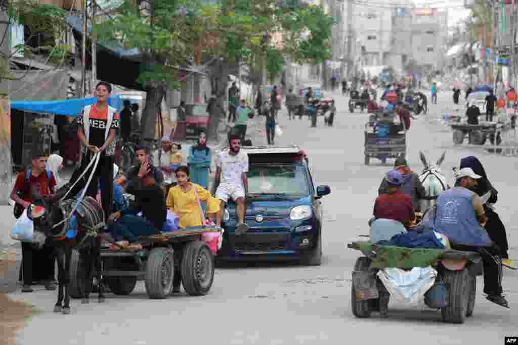 Las familias desplazadas que huyeron del norte de Gaza llegan a Nuseirat, en el centro de la Franja de Gaza, el 5 de octubre de 2024.