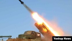 지난해 3월 노동신문에 실린 북한의 포사격 훈련 장면. (자료사진)