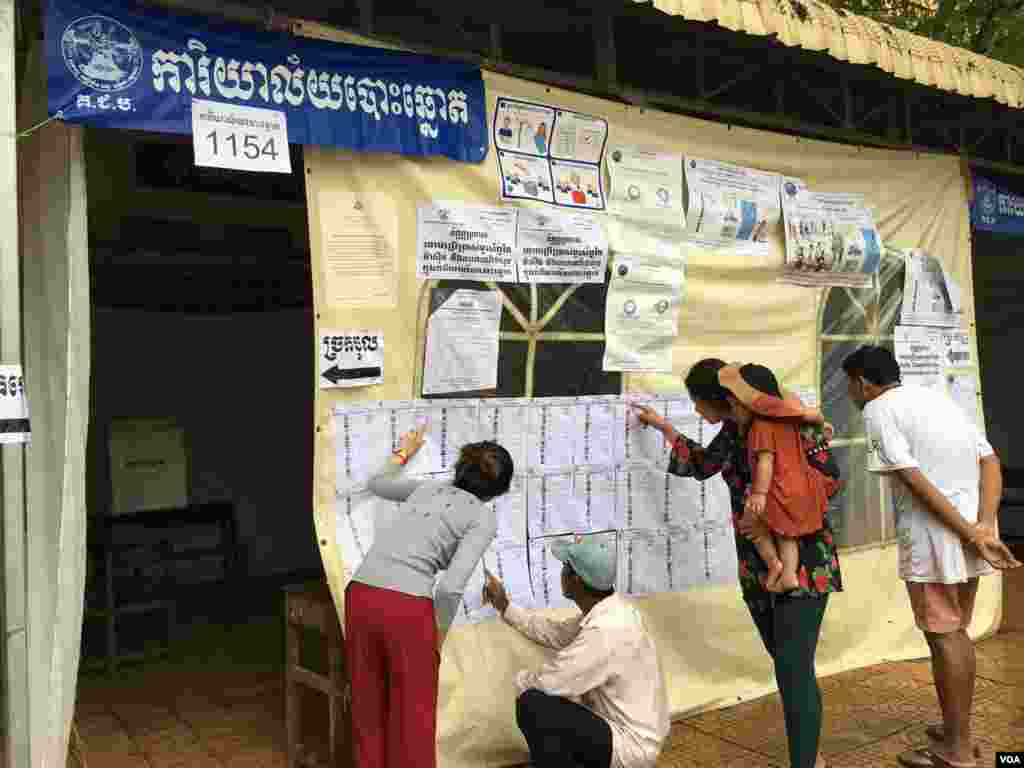 ប្រជាពលរដ្ឋកម្ពុជា កំពុងផ្ទៀងផ្ទាត់ឈ្មោះបោះឆ្នោតម្តងទៀត នៅឯការិយាល័យបោះឆ្នោតមួយ ក្នុងរាជធានីភ្នំពេញ នៅថ្ងៃទី៣ ខែមិថុនា ឆ្នាំ២០១៧។ (ហ៊ាន សុជាតា/VOA)