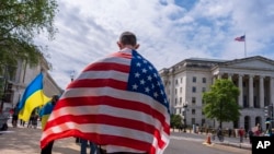 Apoiantes da Ucrânia, no Capitólio em Washington, sábado, 20 de abril de 2024. (Foto AP/J. Scott Applewhite)