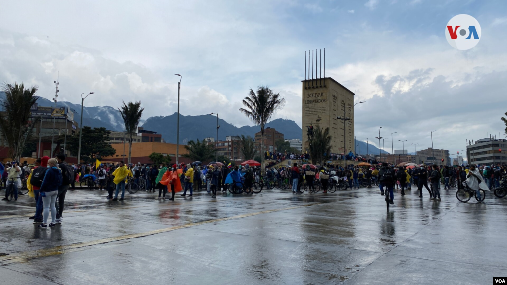 Aunque la pandemia ataca con fuerza al país, en su tercer pico, la ciudadanía se ha volcado a las calles sin temor al contagio.