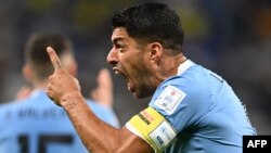 El delantero de Uruguay, Luis Suárez, reacciona durante el partido de fútbol del Grupo H de la Copa Mundial de Qatar 2022 entre Ghana y Uruguay en el Estadio Al-Janoub en Al-Wakrah, al sur de Doha, el 2 de diciembre de 2022.