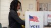 Un hombre vota en un sitio de votación en Detroit, Michigan, mientras demócratas y republicanos celebran sus elecciones primarias en Michigan, EE.UU., el 27 de febrero de 2024. 