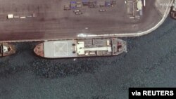 Imágenes satelitales de Maxar Technologies del Makran, de principios de mayo, mostraron lo que parecían al menos siete barcos iraníes de ataque rápido en la cubierta del buque militar.