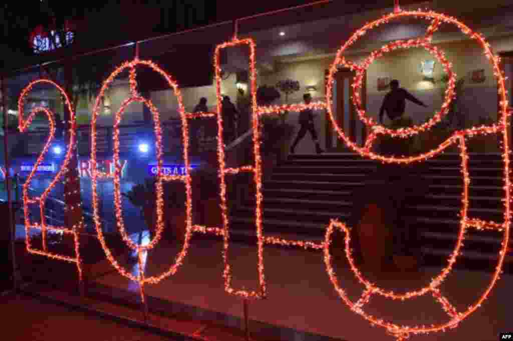 Un letrero iluminado "2019" se ve durante las celebraciones de Año Nuevo en Islamabad.