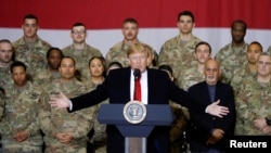 Presiden AS Donald Trump berbicara di depan pasukan AS ketika berkunjung ke pangkalan udara Bagram di Afghanistan, 28 November 2019 (foto: dok).