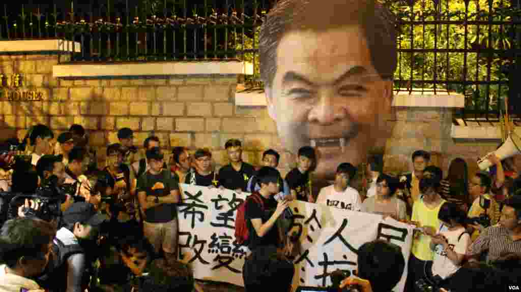 学联发起抗议梁振英拒绝对话公民抗命游行和留守礼宾府(美国之音图片/海彦拍摄)