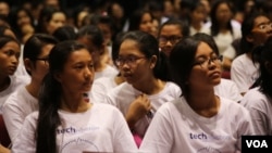 A contestant consults with her teammate during the National Pitch event of the Technovation Cambodia on Sunday, April 24, 2016. (Aun Chhengpor/VOA Khmer)