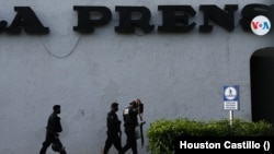 Las intalaciones del diario La Prensa permanecen bajo el control de agentes policiales en Managua, Nicaragua, desde agosto de 2021. [Foto Houston Castillo, VOA]