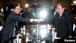 지난 3월 판문점 북측 통일각에서 열린 남북고위급 회담에 참석한 조명균 한국 통일부 장관과 북측 대표인 리선권 조국평화통일위원회 위원장이 악수를 하고 있다. 