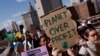 Manifestantes marchan por el Puente de Brooklyn para pedir el fin de la era de los combustibles fósiles, desde Foley Square en la ciudad de Nueva York, EE. UU., el 20 de septiembre de 2024. 