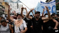 ARCHIVO - Las masivas protestas contra la administración del presidente Javier Milei han ido en aumento ante las medidas económicas sentidas por la población, esta imagen del 18 de marzo de 2024, muestra las protestas antigubernamentales en Buenos Aires.