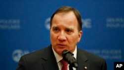 PM Swedia, Stefan Lofven, berbicara dalam sebuah konferensi pers di markas besar OECD, di Paris, Jumat, 9 November 2018 (foto: AP Photo/Thibault Camus)