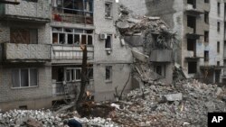 Escombros de una casa en Chasiv Yav, Ucrania, después de ataques aéreos de Rusia el 27 de noviembre de 2022.