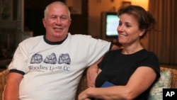 FILE - Roy Bennett, a senior Zimbabwean MDC opposition official, and his wife, Heather, relax at a friends home in Mutare, about 200 kilometers east of Harare, Zimbabwe, following his release from prison. A helicopter crash killed Bennett and his wife while on holiday in a remote part of the U.S. state of New Mexico, authorities said Jan. 18, 2018.