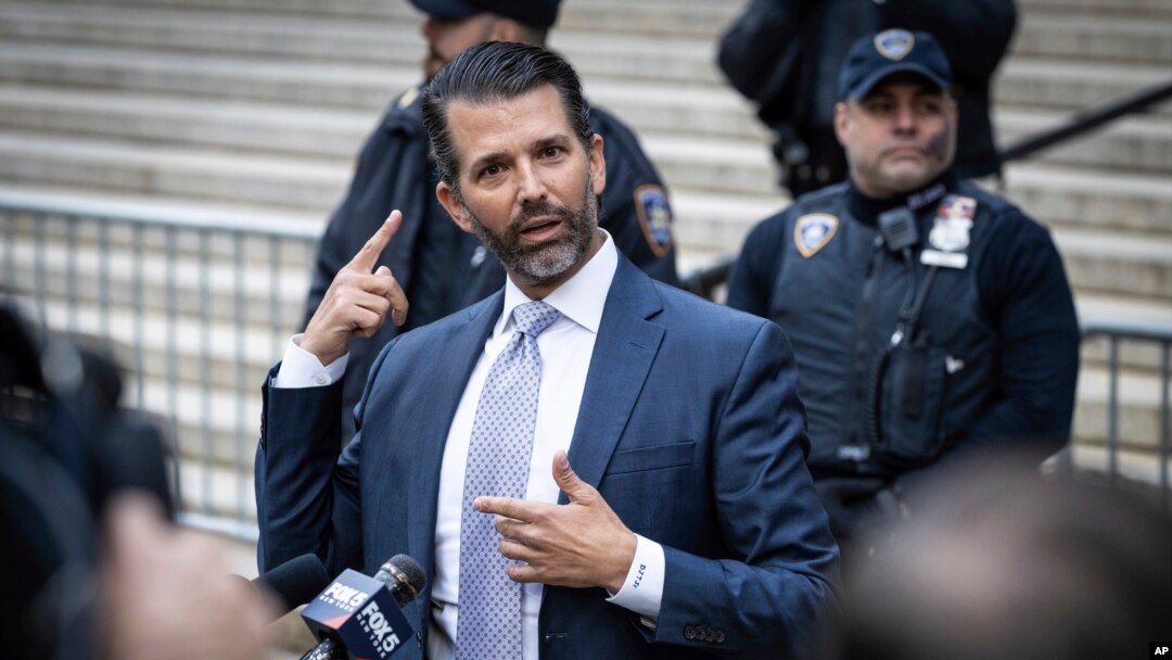 Donald Trump Jr. habla con la prensa a la salida de la Corte Suprema de Nueva York, el 13 de noviembre de 2023, durante el juicio civil por fraude contra su padre, el expresidente Donald Trump. 