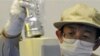 Un funcionario de TEPCO controla los niveles de radiactividad en Fukushima.