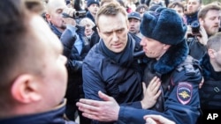 Alexei Navalny détenu par la police au centre-ville de Moscou, en Russie, le 26 mars 2017 (photo fournie par Evgeny Feldman).