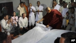 សព​របស់​អៀង​ សារី​ ត្រូវ​តម្កល់​នៅ​ផ្នែក​ផ្ទាល់​ដី​ក្នុងផ្ទះ​ឈើ​ថ្ម​ក្រោម​មួយ​ដែល​អតីតជន​ជាប់ចោទ​រូប​នេះ​បាន​សង់​បាន​សាងសង់​នៅ​ឆ្នាំ​១៩៩០។​