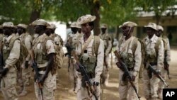 Des militaires tchadiens sur une base à N’Djamena, Tchad, 9 mars 2015.
