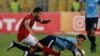 Ahmed Fathy d'Al-Ahly d'Egypte, à gauche, en duel avec Achraf Bencharki du Wydad du Maroc lors du dernier round, 1 à 1, de la Ligue des champions d'Afrique, à Alexandrie, Egypte, 28 octobre 2017 .