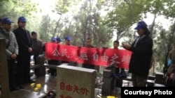 各地网友2012年在林昭墓前凭吊(网友公民小彪推特图片)