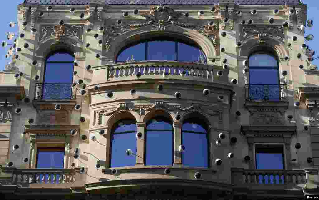 Hiasan berbentuk mata terlihat pada bagian depan bekas kantor polisi, yang sekarang berfungsi sebagai hotel, di Barcelona, Spanyol. Spanyol mengatakan meningkatkan keamanan di sekitar infrastruktur penting setelah terjadi penyerangan bersenjata hari Rabu terhadap majalah Perancis Charlie Hebdo di Paris. 