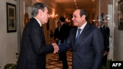 Egipatski predsjednik Abdel Fatah el-Sisi rukuje se sa američkim državnim sekretarom Entonijem Blinkenom (Foto: Egyptian Presidency / AFP)