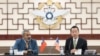 2025年6月17日，台湾国防部长顾立雄(右)与来访的美国“国会台湾连线”(Congressional Taiwan Caucus)的共同主席、加州民主党众议员阿米·贝拉(Ami Bera)在台北举行的一个记者会上 (照片来源: 台湾国防部）