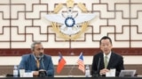 2025年6月17日，台湾国防部长顾立雄(右)与来访的美国“国会台湾连线”(Congressional Taiwan Caucus)的共同主席、加州民主党众议员阿米·贝拉(Ami Bera)在台北举行的一个记者会上 (照片来源: 台湾国防部）