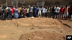 Fosse commune à Abidjan
