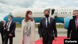 la vicepresidenta y canciller de Colombia, Marta Lucía Ramírez, camina con el secretario de Estado de EE.UU. Antony Blinken, en las instalaciones Comando Aéreo de Transporte Militar CATAM, en Bogotá. [Foto: Cortesía Vicepresidencia de Colombia]