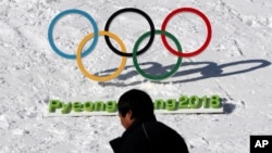 一位男子在韩国平昌走过平昌冬奥会的标志。（资料照）