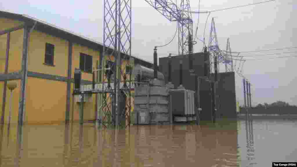 Les installations d’une station électrique suite aux inondations à Kinshasa, le 4 janvier 2017. (VOA/TopCongo)