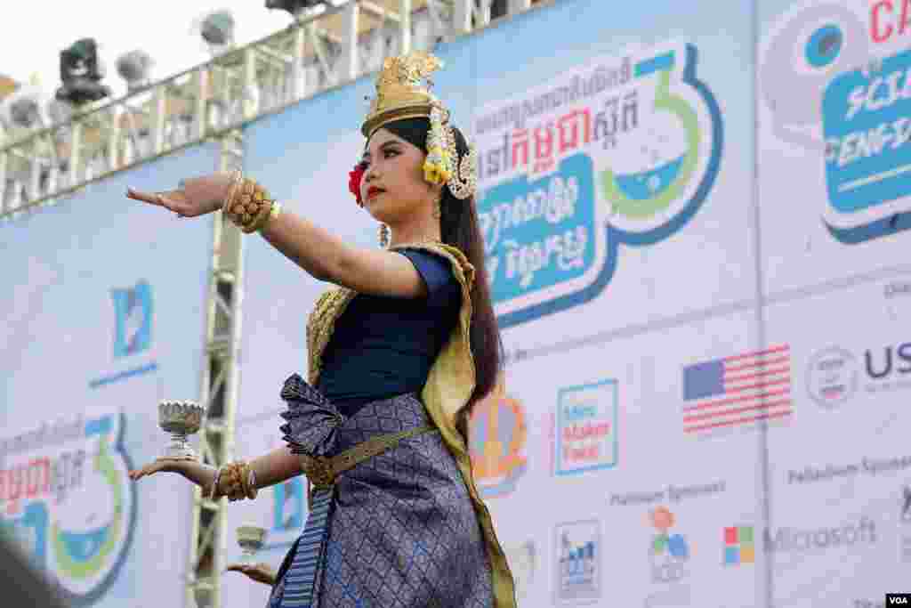 ការសម្តែងរបាំប្រពៃណីជាតិនៅក្នុងមហោស្រពជាតិលើកទី៣នៅកម្ពុជា ស្តីពីវិទ្យាសាស្ត្រ និងវិស្វកម្ម នៅឯស្តាតអូឡាំពិក ក្នុងរាជធានីភ្នំពេញ កាលពីថ្ងៃទី៩ ខែមិនា ឆ្នាំ២០១៧។ (ហ៊ាន សុជាតា/VOA)