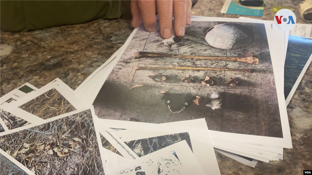 Vickers muestra fotografías de los restos de hombres y mujeres inmigrantes que perdieron la vida mientras trataban evadir a las autoridades en la zona de Falfurrias.
