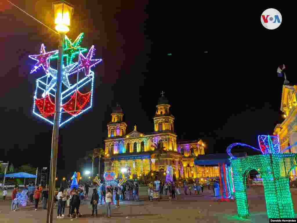 Las decoraciones navideñas atraen a numerosas personas en Managua, Nicaragua, pese a la pandemia. Los comerciantes tratan de obtener ganancias en la temporada de fiestas decembrinas. Foto Donaldo Hernández/VOA.