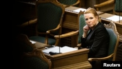 Menteri Imigrasi dan Integrasi Denmark Inger Stojberg mendengarkan debat di Parlemen Denmark, 26 Januari 2016.