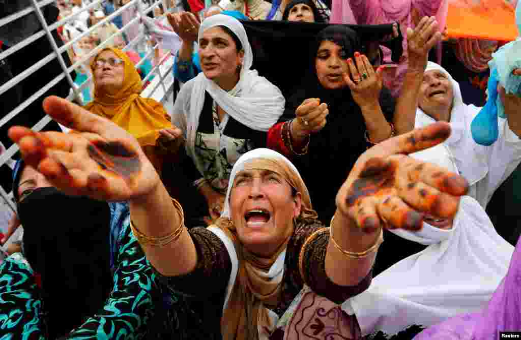 Kashmir musulmonlari ibodatda, Hindiston