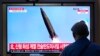 Seorang pengunjung menyaksikan berita peluncuran misil Korea Utara yang ditayangkan di sebuah TV di Stasiun Kereta Seoul, Korea Selatan, 2 Juli 2024. (Foto: Ahn Young-joon/AP Photo)