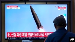 Seorang pengunjung menyaksikan berita peluncuran misil Korea Utara yang ditayangkan di sebuah TV di Stasiun Kereta Seoul, Korea Selatan, 2 Juli 2024. (Foto: Ahn Young-joon/AP Photo)