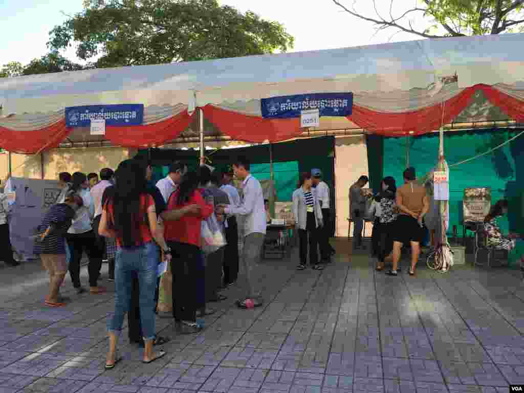 ប្រជាពលដ្ឋកម្ពុជា មកបោះឆ្នោតនៅឯការិយាល័យបោះឆ្នោត ក្នុងរាជធានីភ្នំពេញ នៅថ្ងៃទី៤ ខែមិថុនា ឆ្នាំ២០១៧។ (ហ៊ាន សុជាតា/VOA)