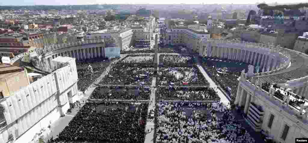 Crowds fill Saint Peter's Square for the inaugural mass of Pope Francis at the Vatican, March 19, 2013.