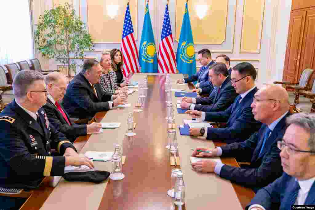 2-fevral kuni AQSh Davlat kotibi Mayk Pompeo Nur-Sultonda Qozog'iston Prezident Qosim-Jo'mart Tokayev, Tashqi ishlar vaziri Muxtor Tleuberdi bilan muloqot qildi. Pompeo Ameriika elchixonasida ham bo'ldi. Uyg'ur oilalar bilan ham uchrashdi. AQSh Qozog'iston va qo'shni davlatlarni Xitoyga biror uyg'urni topshirmaslikka chaqirmoqda.