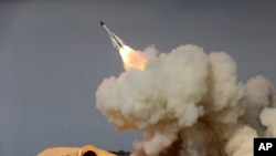 Rudal jarak jauh S-200 ditembakkan dalam latihan militer di kota pelabuhan Bushehr, di pesisir utara Teluk Persia, Iran. (Amir Kholousi, ISNA via AP)