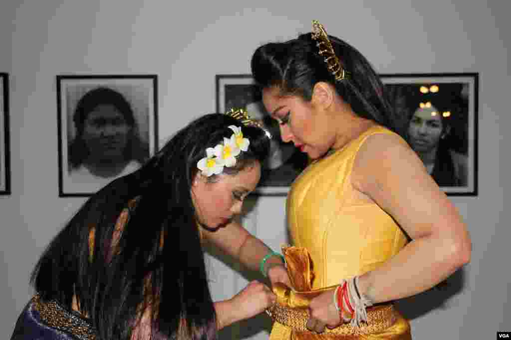 Khmer classical dancers prepare at a Washington, DC fundraiser and silent auction organized by Caring for Cambodia, a non-profit to help support 21 impoverished schools in Cambodia's Siem Reap province, May 4, 2017. (VOA Khmer) 