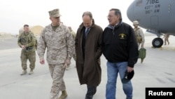 Chapdan o'ngga - xalqaro koalitsiya qo'mondoni Jon Allen, AQShning Afg'onistondagi elchisi Jeyms Kanningxem va Mudofaa vaziri Leon Panetta, Kobul, 12-dekabr, 2012 